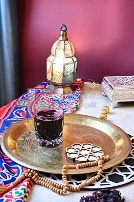 كوب من الكركديه على المائدة ، عصير رمضان ، عصير لذيذ
