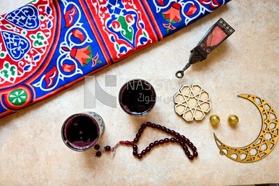 كوبان من الكركديه على المائدة ، عصير رمضان ، عصير لذيذ