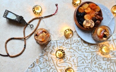 كوبان خشاف ووعاء مليء بالخشاف ،الفواكه المجففة وسلطة المكسرات ، حلوى لذيذة ، عصير رمضان ، عصير لذيذ ،عصير تقليدي