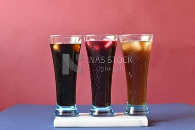 ثلاثة أكواب من العصير العربي تقدم في شهر رمضان المبارك ، خروب ، كركديه ، مشروبات رمضانية ، عصائر رمضانية