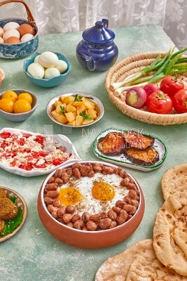 طبق فول مدمس مع بيض مقلي ، جبن مع طماطم ، فطور عربي ، فطور شرقي ، مطعم عربي