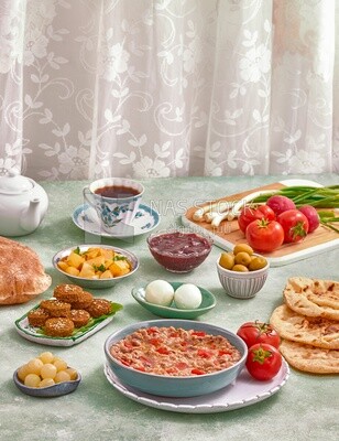 صورة مقربة لفطور شرقي ، طبق فول مدمس بالطماطم ، بيض مسلوق ، أقراص فلافل ، فطور عربي ، مطعم عربي