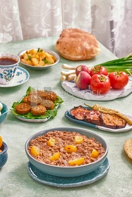 صورة مقربة لفطور شرقي ، طبق فول مدمس ، أقراص فلافل ، فطور عربي ، مطعم عربي