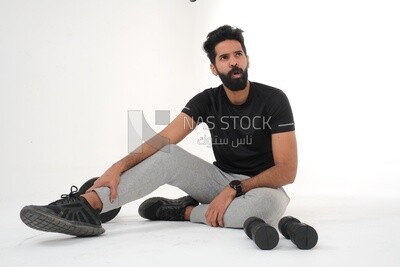 رجل سعودي يقوم بتمارين الإحماء ، والضغط ، وكمال الأجسام ، ونمط الحياة الصحي ، وبناء العضلات ، وخلفية بيضاء ، موديل سعودى