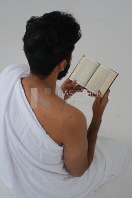 رجل سعودي يرتدي لباس الاحرام ويحمل كتاب القران الكريم ،  الدعاء لله ، الاسلام والعبادة ، يؤدي الحج والعمرة ، اذكار وادعية ، خلفية بيضاء ، موديل سعودي.