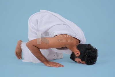 رجل سعودي يرتدي ثوب الإحرام، يصلي على سجادة الصلاة، يصلي إلى الله ، الإسلام والعبادة ، يؤدي الحج والعمرة ، اذكار وادعية ، موديل سعودى