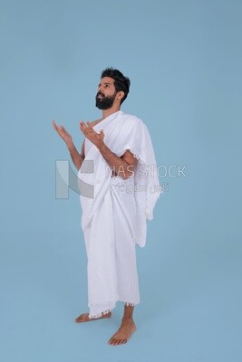 جانب رجل سعودي يلبس لباس الاحرام ويرفع يديه للدعاء لله  ، الاسلام والعبادة ،  ويؤدي الحج والعمرة ، اذكار وادعية ، موديل سعودي.