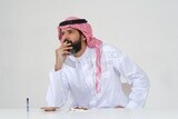 رجل سعودي يرتدي الثوب الأبيض والشماغ يأخذ نفسا عميقا من سيجارة ، إدمان التبغ ، إدمان السجائر ، تعاطي مواد ضارة وسامة ، عادات سلوكية ضارة ، ممنوع التدخين ، موديل سعودى