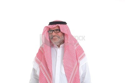 صورة مقربة لرجل سعودي يرتدي الزي السعودي التقليدي، يرتدي نظارات ، موديل سعودى ، خلفية بيضاء