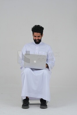 رجل سعودي يضع يده أمام فمه بينما يسعل بإيماءات مختلفة للوجه واليدين ، موديل سعودى ، خلفية بيضاء