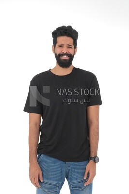 رجل سعودي يرتدي ملابس غير رسمية ينظر بعيدًا ، يحمل هاتفه المحمول ، موديل  ، خلفية بيضاء