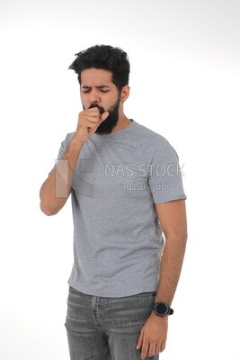 رجل سعودي يضع يده أمام فمه بينما يسعل بإيماءات مختلفة للوجه واليدين ، موديل سعودى ، خلفية بيضاء