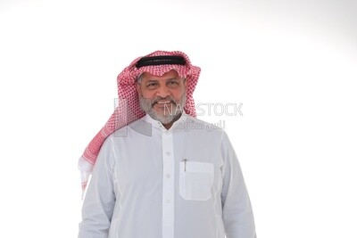 صورة مقربة لرجل سعودي يرتدي الزي السعودي التقليدي ، موديل سعودى ، خلفية بيضاء