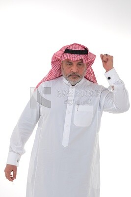 سعودي، الرجل الذي يرفع قبضته بينما يبتسم بمختلف إيماءات الوجه واليد، الصورة عن قرب، شاب سعودي، يرتدي ثوبًا أبيض مع شماغ وعقال، خلفية بيضاء