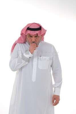 رجل سعودي يضع يده أمام فمه بينما يسعل بإيماءات مختلفة للوجه واليدين ، موديل سعودى ، خلفية بيضاء