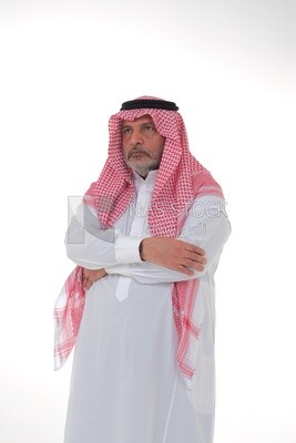 صورة مقربة لرجل سعودي يرتدي الزي السعودي التقليدي ، موديل سعودى ، خلفية بيضاء