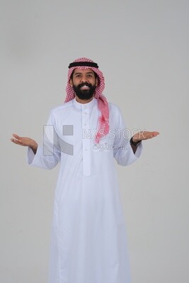 صورة مقربة لرجل سعودي يرتدي الزي السعودي التقليدي ، موديل سعودى ، خلفية بيضاء