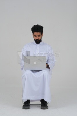 رجل سعودي يضع يده أمام فمه بينما يسعل بإيماءات مختلفة للوجه واليدين ، موديل سعودى ، خلفية بيضاء