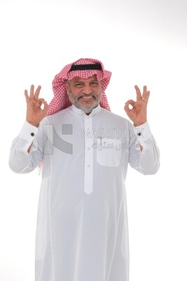 رجل سعودي يرتدي ثوبا أبيض يبدو سعيدا ، إيماءات على الوجه تدل على السعادة والفرح ، والثقة بالنفس ، وخلفية بيضاء ، موديل سعودى