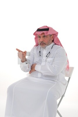 صورة مقربة لرجل سعودي يرتدي الزي السعودي التقليدي، يجلس على الكرسى ، موديل سعودى ، خلفية بيضاء