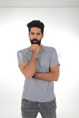 صورة مقربة لرجل سعودي في لباس غير رسمي ، عارضة أزياء سعودية ، خلفية بيضاء