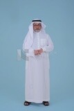 صورة مقربة لرجل سعودي يرتدي الزي السعودي التقليدي، يرتدي نظارات ، موديل سعودى ، خلفية بيضاء