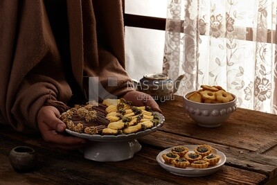 Muslim offers petitfour on Eid al-Fitr