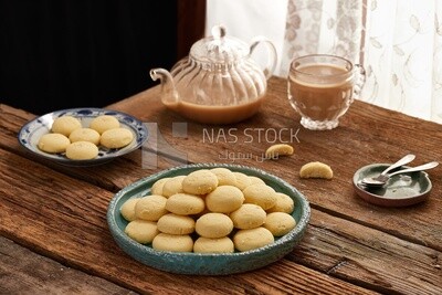 منظر جانبي لـحلوى الغُريبة مع الشاى  احتفالات عيد الفطر ,  أصناف كحك عيد الفطر