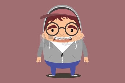 ولد يقف ويبتسم على خلفية بيضاء