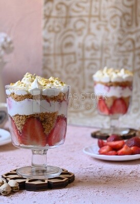 كنافة بالفراولة والكريمة