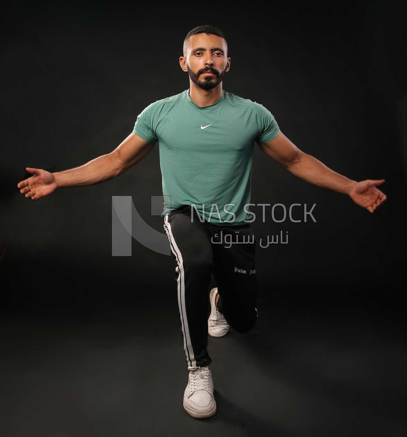 رجل يتدرب على خلفية سوداء