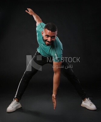 رجل يتدرب على خلفية سوداء