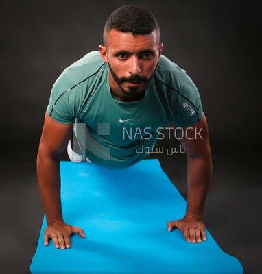رجل يتدرب على خلفية سوداء