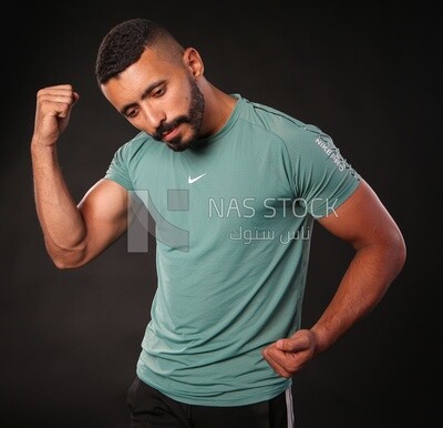 رجل يتدرب على خلفية سوداء