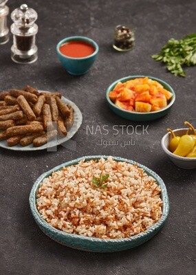 منظر علوى لطاولة طعام مع الارز و طبق كفتة الأرز مع البطاطس , طعام تقليدى مصرى
