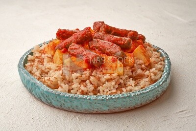 منظر جانبى لطبق ارز مصرى مع كفتة الأرز و البطاطس , طعام تقليدى مصرى