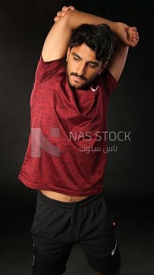 رجل يتدرب على خلفية سوداء