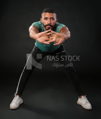رجل يتدرب على خلفية سوداء
