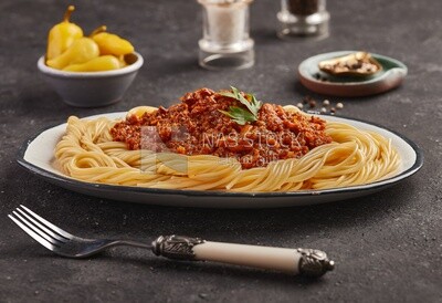 Side view of spaghetti with minced meat