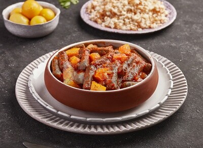 منظر علوى لطاولة طعام مع الارز و طبق كفتة الأرز مع البطاطس , طعام تقليدى مصرى