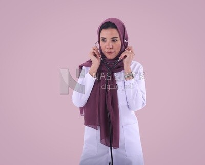 طبيبة ترتدى حجاب مع سماعة طبيب وبلطو ابيض