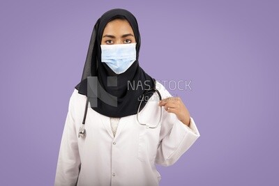 A woman doctor wearing a hijab