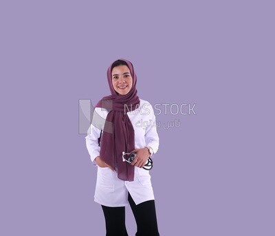 A woman doctor wearing a hijab