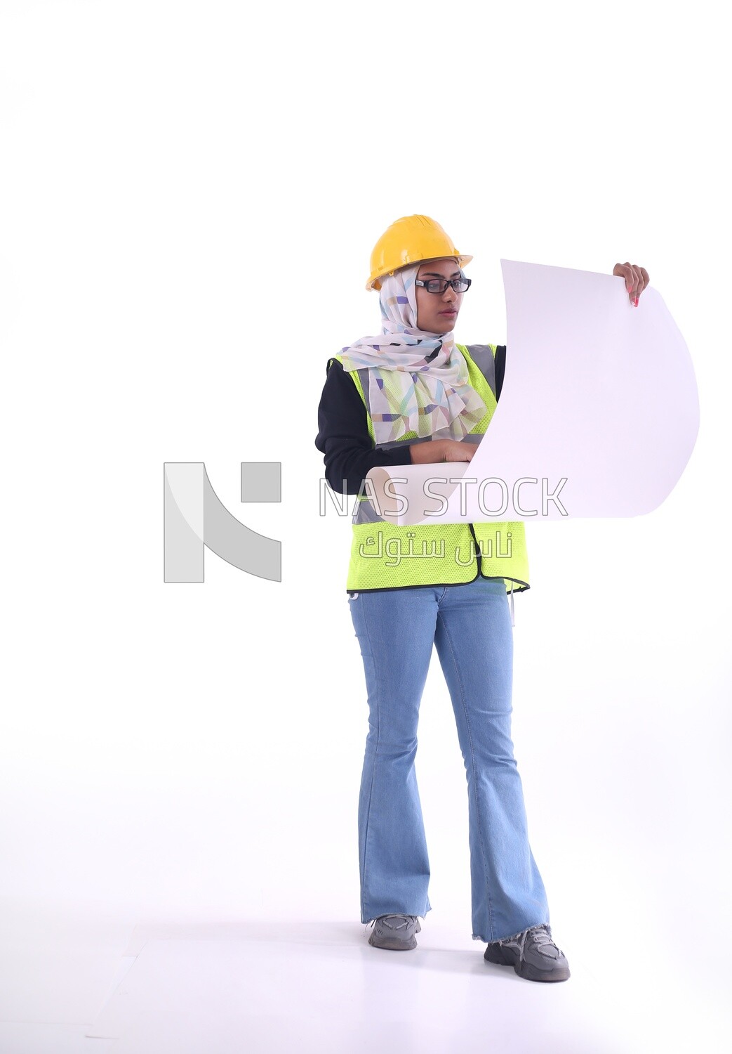 An engineer woman with hijab