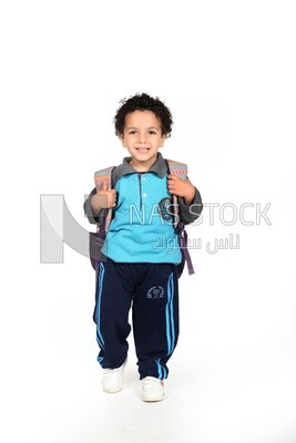 ولد يرتدى حقيبته على خلفية بيضاء