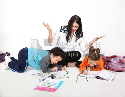 ام تجلس مع اطفالها يدرسون