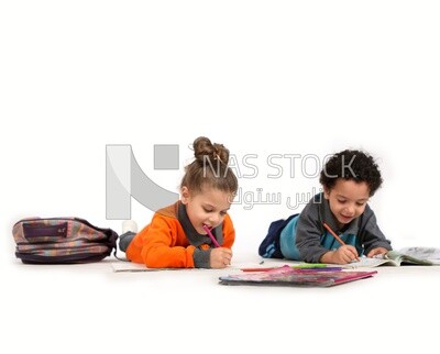 اخ واخت يجلسان على الارض يجلسان