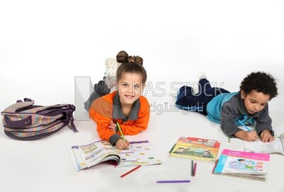 اخ واخت يجلسان على الارض يجلسان