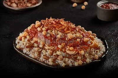 منظر جانبى لطبق كشرى مصرى على طاولة طعام