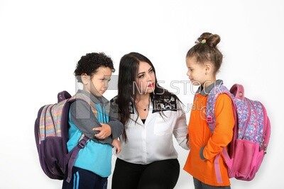 ام تجلس مع اطفالها على خلفية بيضاء